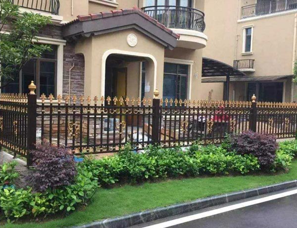 鋁藝護(hù)欄為什么不生銹？它有什么特點(diǎn)呢